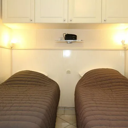T1 Avec Cuisine Equipee Et Parking, Proche Thermes Et Commerces A - Fr-1-553-129 *
