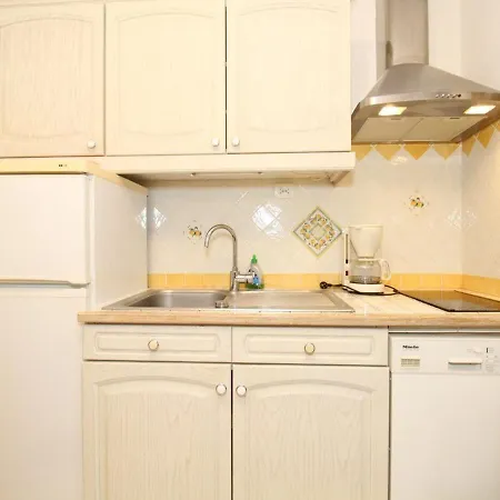 T1 Avec Cuisine Equipee Et Parking, Proche Thermes Et Commerces A - Fr-1-553-129