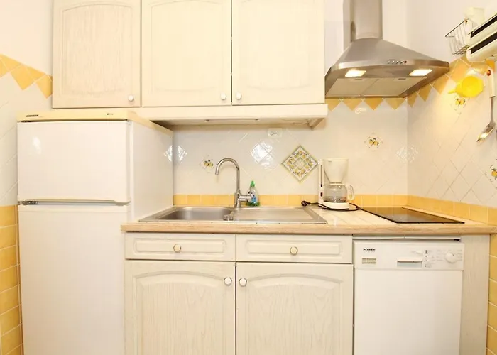 T1 Avec Cuisine Equipee Et Parking, Proche Thermes Et Commerces A - Fr-1-553-129
